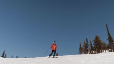 Dinamik Kayakçı Dağlarda Kayak Pistinde Kışın güneşli bir günde dinleniyor