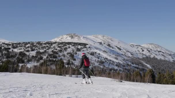 Esquiador de esquí en la pista de esquí de nieve en las montañas Resort en invierno en el deslizamiento dinámico — Vídeo de stock