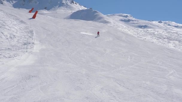 Esquiador rápido desliza para baixo Slalom na inclinação nevado em montanhas no inverno no esqui — Vídeo de Stock