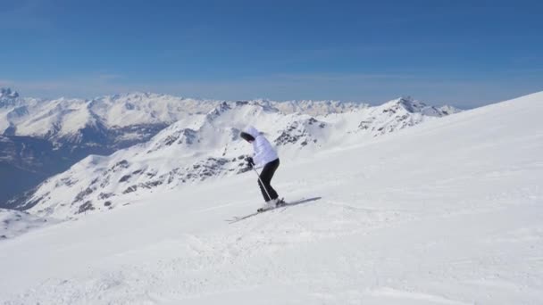 Катание на лыжах по снежному склону в горах зимой на лыжах — стоковое видео
