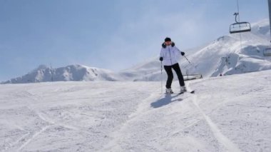 Kayakçı karlı yamaçlarda kayak yapıyor Kışın dağlarda kayak yapıyor