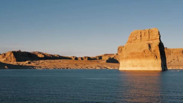 Panorama van Powell vanaf de kust bij zonsondergang — Stockvideo