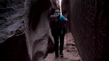 Dar Mağara Kanyonunda Sırt çantalı Gezgin Turist