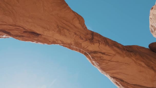 Rock Arch Of Fiery Orange Fondo de color Cielo azul en el Parque Nacional Arches — Vídeo de stock