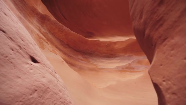 Prachtige Rood Oranje Glad En Gebogen Zandstenen Muren In Slot Antelope Canyon — Stockvideo