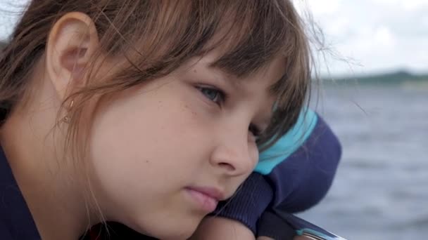 Обличчя з похмурою кавказькою дівчинкою на вулиці влітку — стокове відео