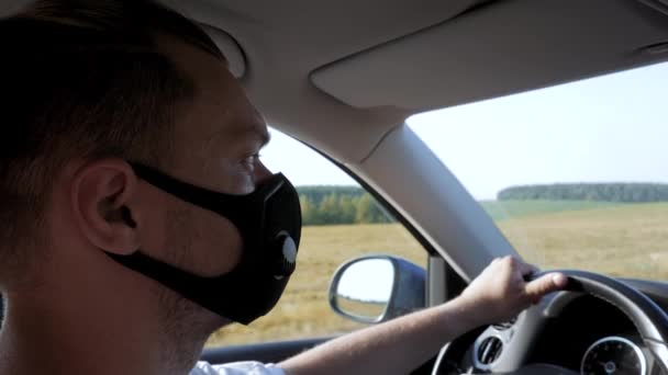 Primo piano dell'uomo faccia in maschera protettiva medica alla guida di un veicolo a Coronavirus — Video Stock