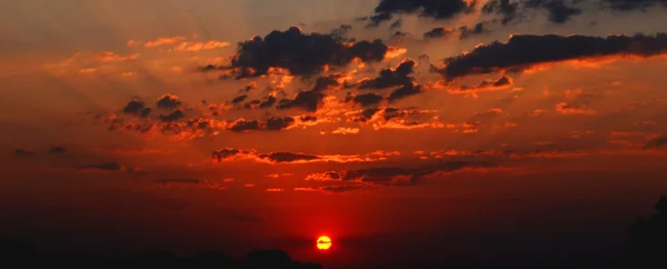 Dunkler Sonnenuntergang — Stockfoto