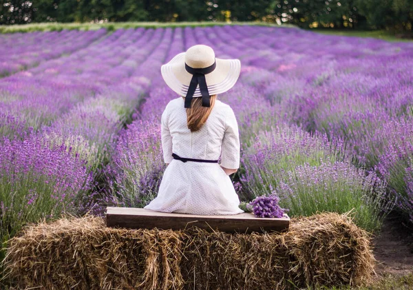 Une Belle Étrangère Dans Champ Lavande Vent Été Souffle Ses — Photo