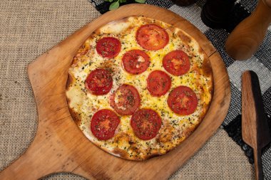 Mozzarella peynirli Napoli Brezilya pizzası ve kekik dilimli domates, üst manzara.