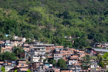 Rio, Brezilya - 24 Eylül 2021: kenar mahalleli kentsel alan, genellikle şehrin yamaçlarına inşa edilen basit binalar