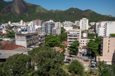 Rio, Brezilya - 22 Ekim 2021: Şehrin kuzeyindeki Vila Isabel ve Grajau semtlerindeki kentsel manzarayı oluşturan binlerce bina