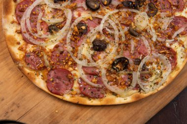 Biberli, peynirli, soğanlı ve siyah zeytinli Brezilya pizzası.