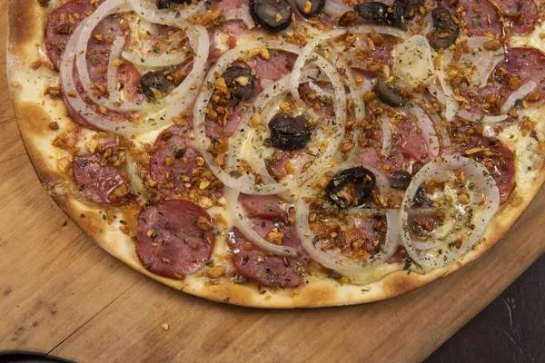 Biberli, peynirli, soğanlı ve siyah zeytinli Brezilya pizzası.