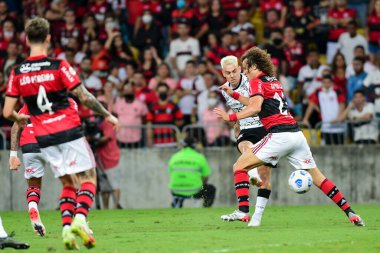 Rio, Brezilya - 17 Kasım 2021: Guedes ve David Luis, Maracana Stadyumu 'nda oynanan maçta Flamengo 1' e karşı 0 korintliler arasında oynanan maçta Brezilya Şampiyonası 'nın 33. turu (serie A)
