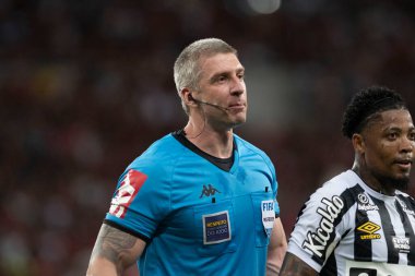 Rio, Brezilya - Aralık 06, 2021: Anderson Daronco hakem oyuncusu Flamengo 0 - 1 Santos arasında oynanan maçta Brezilya Şampiyonası 'nın 37. turu (serie A)