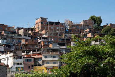 Rio, Brezilya - 24 Eylül 2021: kenar mahalleli kentsel alan, genellikle şehrin yamaçlarına inşa edilen basit binalar