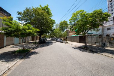 Rio de Janeiro, Brezilya - 13 Ekim 2021: Rua Padre Roma, Engenho Novo - şehrin kuzey kesimindeki yerleşim ve ağaçlarla çevrili cadde