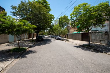 Rio de Janeiro, Brezilya - 13 Ekim 2021: Rua Padre Roma, Engenho Novo - şehrin kuzey kesimindeki yerleşim ve ağaçlarla çevrili cadde