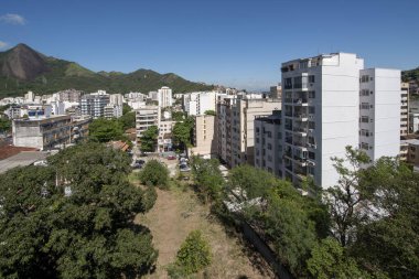 Rio, Brezilya - 22 Ekim 2021: Şehrin kuzeyindeki Vila Isabel ve Grajau semtlerindeki kentsel manzarayı oluşturan binlerce bina