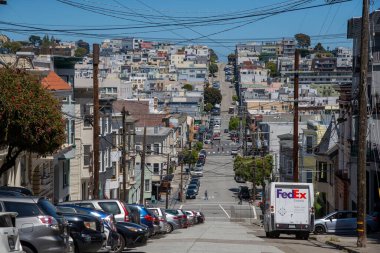 San Francisco, ABD 3 Haziran 2019: Amerikan şehrinin sokaklarında ve yamaçlarında hareketlilik