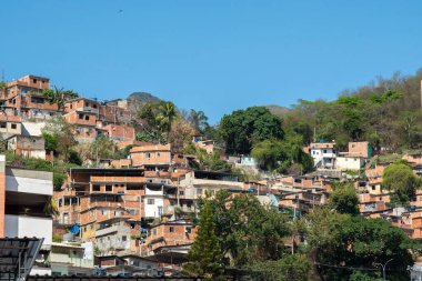Rio, Brezilya - 24 Eylül 2021: kenar mahalleli kentsel alan, genellikle şehrin yamaçlarına inşa edilen basit binalar