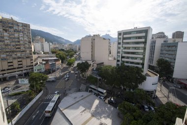 Rio, Brezilya - 13 Aralık 2021: Arka planda Conde de Bonfin sokağı ve Saens Pena meydanı ile Tijuca ilçesi manzarası