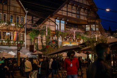 Campos do Jordao, Brezilya - 29 Aralık 2021: Noel ve Yeni Yıl Arifesi sokaklarında hareketlilik