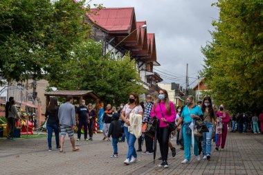 Campos do Jordao, Brezilya - 01 Aralık 2022: Noel ve Yeni Yıl Arifesi sokaklarında hareketlilik