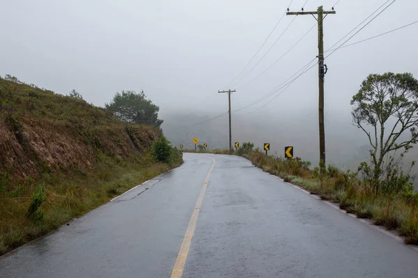 Camino Dos Vías Área Rural Con Árboles Día Niebla Hay — Foto de Stock