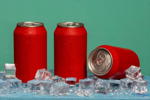 Canette Soda Rouge Sur Fond Bleu Avec Glace Froid — Photo