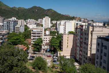 Rio, Brezilya - 22 Ekim 2021: Şehrin kuzeyindeki Vila Isabel ve Grajau semtlerindeki kentsel manzarayı oluşturan binlerce bina