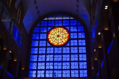 Aparecida do Norte, Brezilya - 29 Aralık 2021: Nossa Senhora da Aparecida kilisesinin vitray penceresi