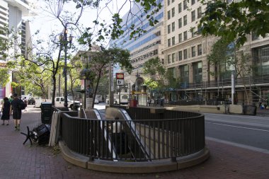 San Francisco, ABD 3 Haziran 2019: Amerikan şehrinin sokaklarında ve yamaçlarında hareketlilik