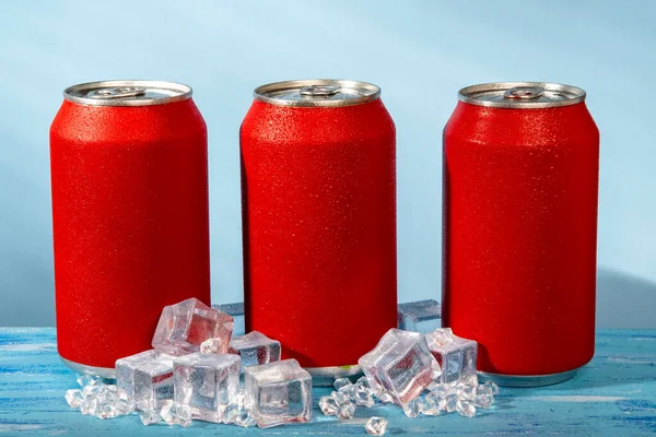 Soda Merah Dapat Pada Latar Belakang Biru Dan Dengan Dan — Stok Foto