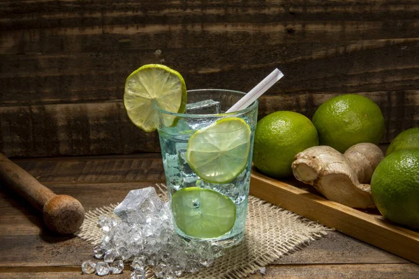 Caipirinha Typowy Brazylijski Koktajl Cachaca Cukru Cytryny Niektórzy Dodają Imbiru — Zdjęcie stockowe