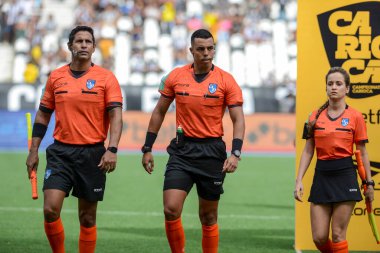 Rio, Brezilya - 30 Ocak 2022: Yuri Elino Ferreira da Cruz, Botafogo 2-0 Bangu maçında Nilton Santos Stadyumu 'nda oynanan Carioca Şampiyonası (Taca Guanabara) 2nci raundunda hakemlik yaptı.