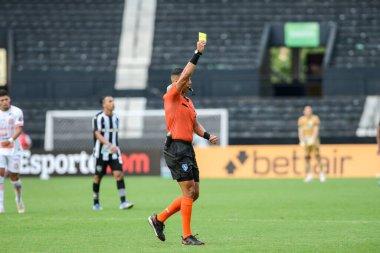 Rio, Brezilya - 30 Ocak 2022: Yuri Elino Ferreira da Cruz, Botafogo 2-0 Bangu maçında Nilton Santos Stadyumu 'nda oynanan Carioca Şampiyonası (Taca Guanabara) 2nci raundunda hakemlik yaptı.