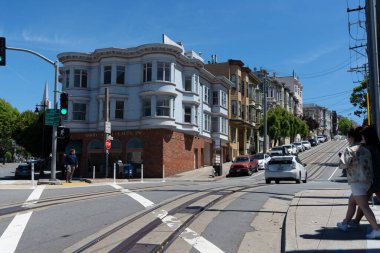 San Francisco, ABD 3 Haziran 2019: Amerikan şehrinin sokaklarında ve yamaçlarında hareketlilik