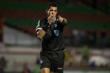 Rio, Brezilya - Şubat 2022: Wagner do Nascimento Magalhaes Fluminense 1 - 0 Audax Rio arasında Luso Brasileiro Stadyumu 'nda oynanan Carioca Şampiyonası (Taca Guanabara) maçında hakem