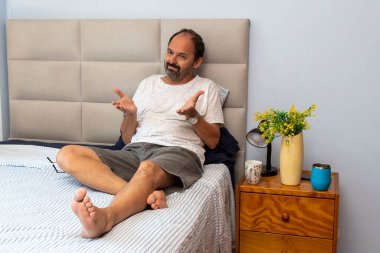 Beyefendi yatak odasında oturmuş, rahatlıyor ve soru sorup duruyor.