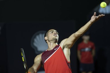 Rio, Brezilya - 14 Şubat 2022: Carlos Alcaraz (ESP), Rio Open 2022 'de oynanan ilk tur karşılaşmasında Jaume Antoni Munar Clar' a (ESP) karşı oynadı.