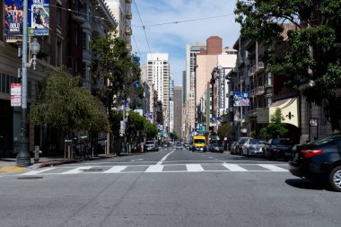 San Francisco, ABD 3 Haziran 2019: Amerikan şehrinin sokaklarında ve yamaçlarında hareketlilik