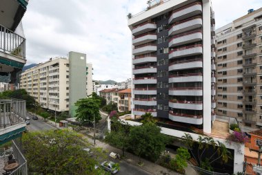 Rio, Brezilya - 30 Ekim 2021: Binaları, caddeleri, arabaları ve konutları olan kentsel alan