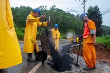 Nova Friburgo, Brezilya - 15 Ocak 2011: 2011 'de Rio de Janeiro eyaletinin dağlık bölgesinde aşırı yağmur nedeniyle meydana gelen doğal afet şehri harap etti.