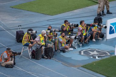 Rio, Brezilya - Mart 06, 2022: Flamengo ile Vasco arasındaki maçta Nilton Santos Stadyumu 'nda oynanan Carioca Şampiyonası (Taca Guanabara) 9. raundunda çalışan fotoğrafçı