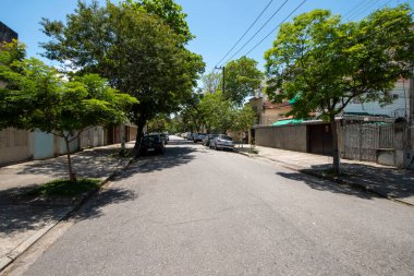 Rio de Janeiro, Brezilya - 13 Ekim 2021: Rua Padre Roma, Engenho Novo - şehrin kuzey kesimindeki yerleşim ve ağaçlarla çevrili cadde