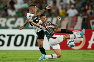 Rio, Brezilya - 09 Mart 2022: Derlis Gonzalez ve Lucas Calegari Fluminense (BRA) 3 'e karşı 1 Olimpia (PAR) maçında Nilton Santos Stadyumu' nda oynanan Libertadores Kupası 'nın 3. turu.