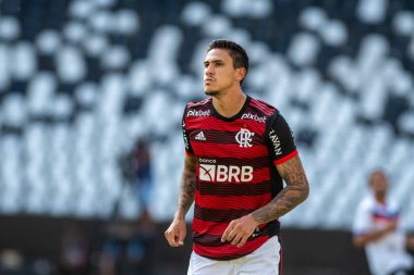 Rio, Brezilya - 27 Şubat 2022: Flamengo 2 - 2 Resende arasındaki maçta Pedro oyuncusu Nilton Santos Stadyumu 'nda Carioca Şampiyonası (Taca Guanabara) 9. raundunda
