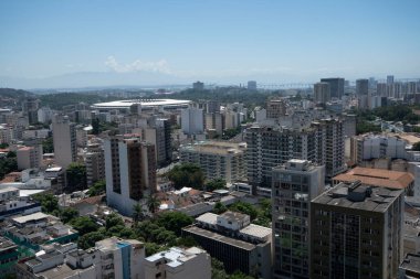 Rio, Brezilya - 10 Mart 2022: Tijuca bölgesinde ticari binalar ve konutlarla dolu yoğun bir kentsel alan manzarası